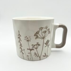 Mug bianca con fiori tortora